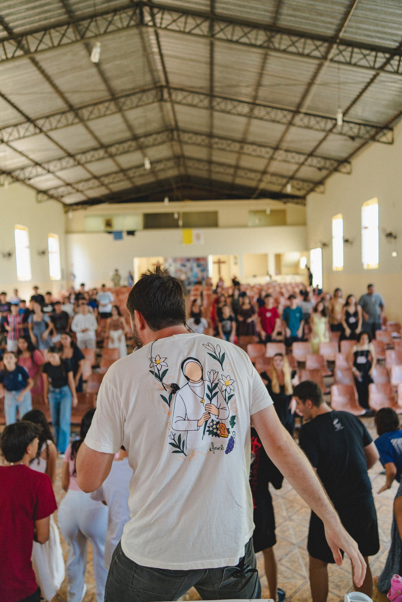Jovens reunidos em um encontro da Missão Queima de Novo