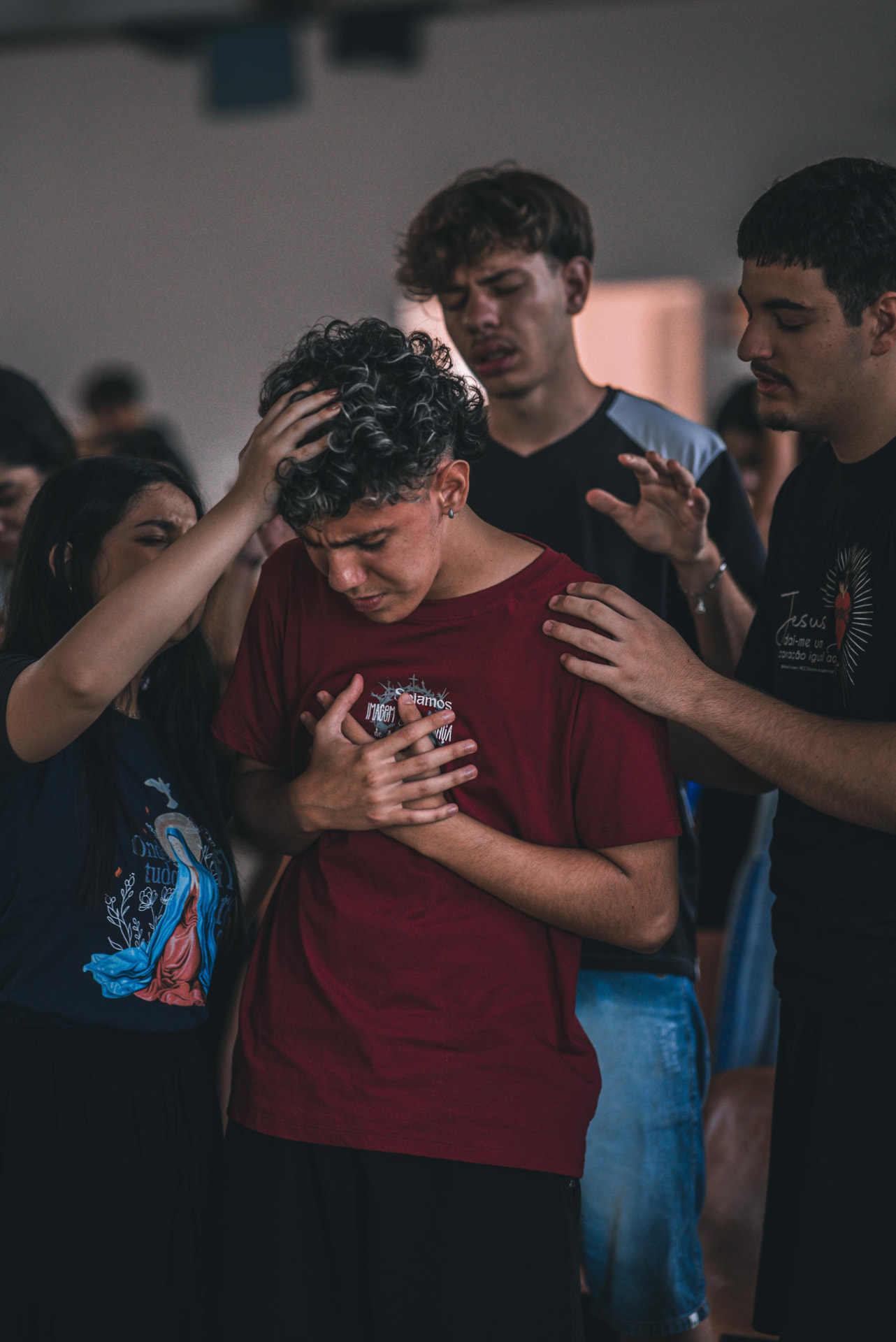 Jovens em momento de oração durante um encontro da missão